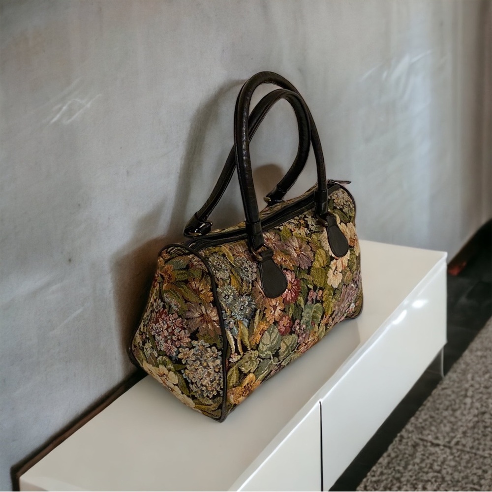 Beautiful Vintage floral tapestry hand bag